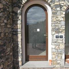 Porta finestra ad arco in legno dolceacqua